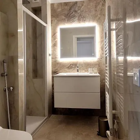 Newly Renovated 3-rooms In The Heart Of Old Cannes, Up To 6 Persons